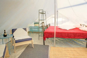 Ein Schlafzelt im griechischen Feriencamp für Jugendfreizeiten direkt am Mittelmeer.