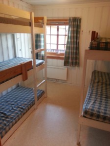 Das norwegische Freizeitheim in den Bergen Blestölen hat Zimmer mit viel Holz.