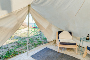 Ein Zelt mit Sitzgruppe im griechischen Feriencamp für Jugendfreizeiten direkt am Mittelmeer.