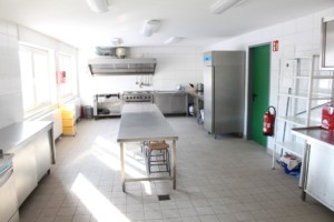 Die Küche im barrierefreien Freizeitheim Krekel in Deutschland für Kinder und Jugendreisen.