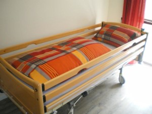 Ein Pflegebett im Freizeithaus Moselschleife für barrierefreie Gruppenreisen und Pflegeurlaube in Deutschland.
