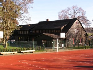 Das deutsche Freizeitheim Schotten in Hessen mit Sportfeld.