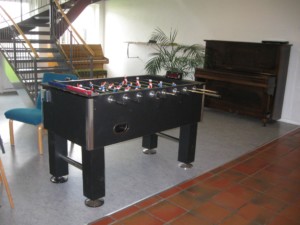 Kicker und Klavier im Gruppenhaus Solgarden Efterskole in Dänemark.