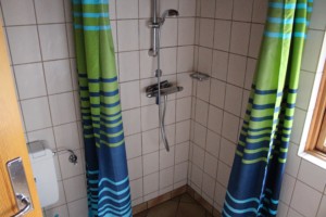 Sanitäre Anlagen mit WC und Einzeldusche im dänischen Gruppenheim Tydal für Kinder und Jugendfreizeiten.