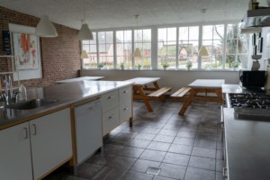 Ein Essbereich und Küche des dänischen Freizeitheims Vadehavs.