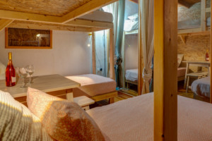 Ein Mehrbettzimmer mit Hochbetten im Gruppenhaus Strandlodges Panorama in Griechenland.