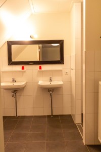 Badezimmer im rolligerechten Freizeitheim Reggehoeve in den Niederlanden