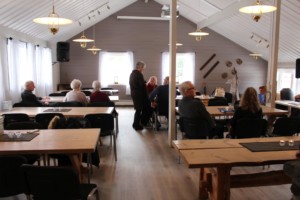 Speisesaal im norwegischen Gruppenhaus für große Gruppen.