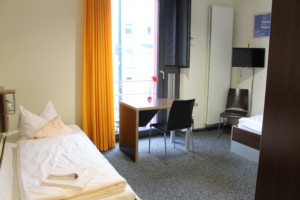 Rolligerechtes Zimmer in der barrierefreien Jugendherberge Düsseldorf für behinderte Menschen