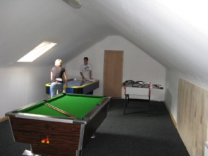 Billard, Kicker und Airhockey im Gruppenraum im Freizeithaus Clare's Rock Hostel in Irland.