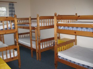 Ein Schlafzimmer im irischen Freizeithaus Clare's Rock Hostel für Kinder und Jugendreisen.