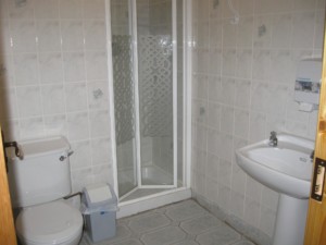 Die sanitären Anlagen mit Dusche, WC und Waschbecken im irischen Freizeithaus Clare's Rock Hostel für Gruppenreisen.