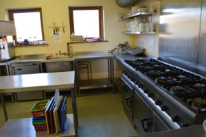 Die Küche im irischen Freizeithaus für Gruppen Donegal Hostel.