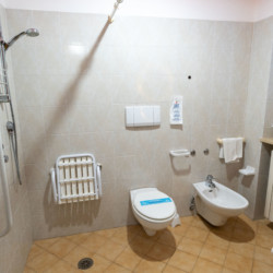 Gut ausgestattetes Sanitär für Gruppen mit Handicap in Italien.