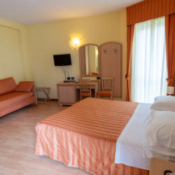 Geräumiges Zimmer für Handicap-Gruppen im italienischen Hotel capannina.