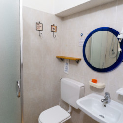 Badezimmer im Hotel capannina in Italien für Handicap-Gruppen.