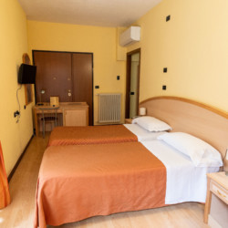 Moderne und helle Schlafzimmer des Hotels Capannina in Italien für handicap -Reisen.