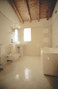 Die sanitären Anlagen im gruppenhotel Residence dei Fiori*** in Italien.