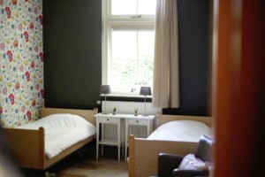 rolligerechtes Zimmer mit Pflegebett im niederländischen handicapgerechten Freizeitgruppenhaus Het Keampke Eik