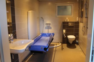 Handicapgerechtes Badezimmer im Gruppenhotel Ameland in den Niederlanden.