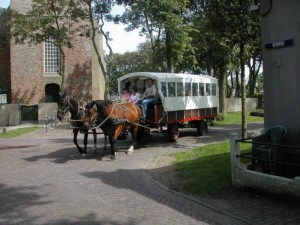 Eine Planwagenfahrt am Gruppenhotel Ameland in den Niederlanden.