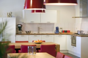 Der Küchenbereich des Gruppenhauses Schouw in den Niederlanden.