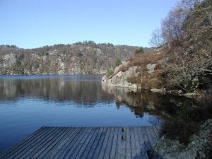 Der nahagelegene See des Gruppenhauses Fjelltun Leirsted in Norwegen.