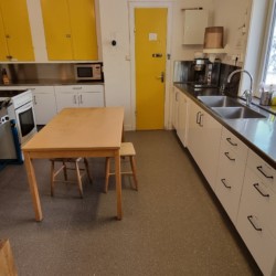 Gut ausgestattete Küche Däldenäs in Schweden für Jugendreisen.