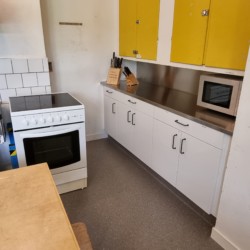 Küche im schwedischen Freizeitheim Däldenäs für Jugendgruppen.