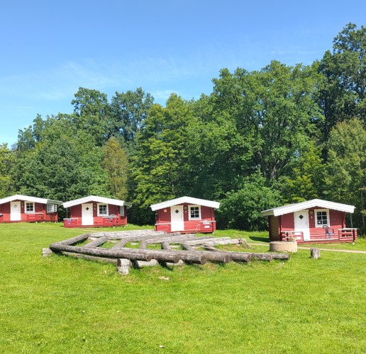 Schwedisches Haus Flahult mit Außengelände und Lagerfeuerplatz für Jugendreisen in die Natur.