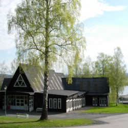 Das schwedische Gruppenhaus Ralingsåsgården mit direktem Seeblick.