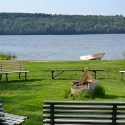 Badestelle und Lagerfeuerstelle gehören zum Gruppenhaus Sjöhaga in Schweden.