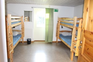Etagenbetten im Schlafzimmer im Freizeithaus Tygegården in Schweden.
