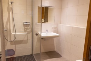 Die sanitären Anlagen im Gruppenhotel Prommegger in Österreich.