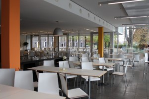 Speisesaal im barrierefreien Gruppenhaus Jugendherberge Düsseldorf am Rhein für Menschen mit Behinderung