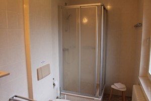 defb6b2 Ein Badezimmer im Friedrich-Blecher-Haus in Deutschland.