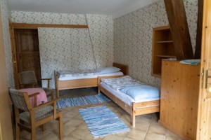 Ein Doppelzimmer im Gruppenhaus Lehmhaus Wisch in Deutschland.