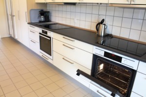 Küchenzeile im dänischen Gruppenhaus Rolandhytten