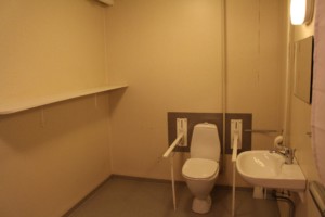 Rolligerechtes Badezimmer im dänischen Premium-Gruppenhaus Thy Bo.