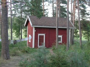 Waldhütte am Gruppenhaus Vanamola in Finnland am See.