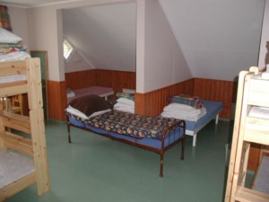 Ein Schlafzimmer mit Etagenbetten und Einzelbetten im finnischen Freizeithaus Vanamola.