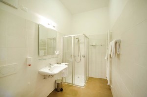 Badezimmer im italienischen Hotel Masatsch für behinderte Menschen