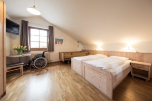 Schlafzimmer mit Pflegebett im Freizeithaus Hotel Masatsch in Italien.