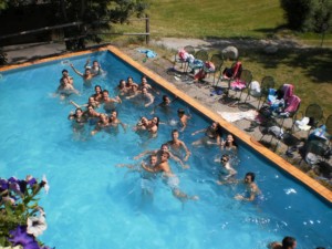 Der hauseigene Pool am italienischen Freizeitheim Plonerhof in Südtirol.