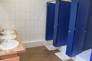 Die Badezimmer im Gruppenhaus Ljutomer in Slowenien.