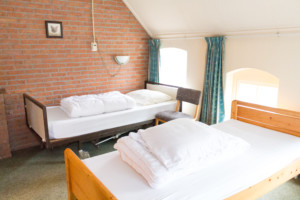 Ein Schlafzimmer mit Pflegebett im niederländischen Gruppenhaus De Boerschop.
