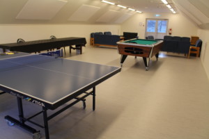 Billard und Tischtennis im norwegischen Freizeitheim Ognatun.