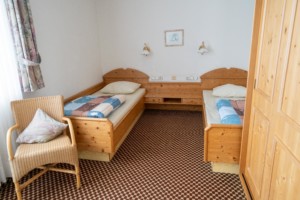 Schlafzimmer im Winterberger Tor im Sauerland für behinderte Menschen und Rollstuhlfahrer