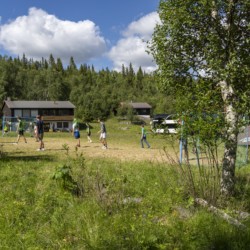 Naturnahes Außengelände für große Jugendgruppen im norwegischen Freizeitheim Hallingdal.