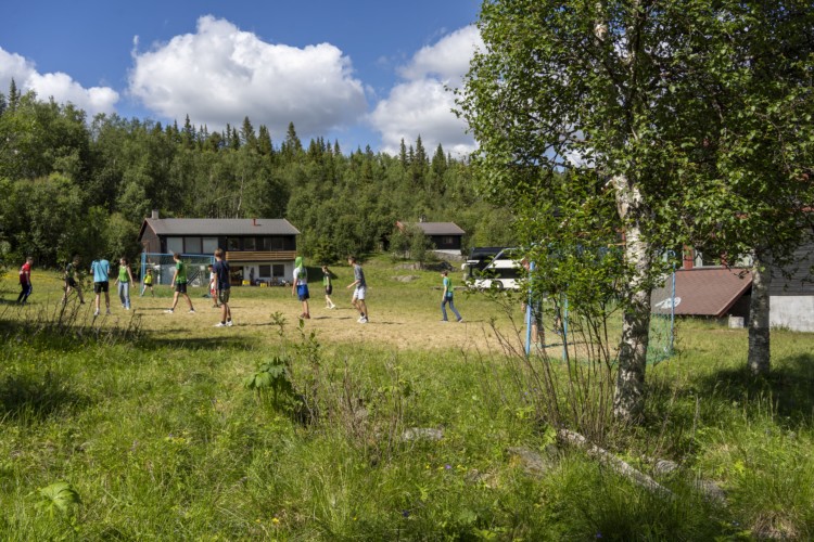 Naturnahes Außengelände für große Jugendgruppen im norwegischen Freizeitheim Hallingdal.